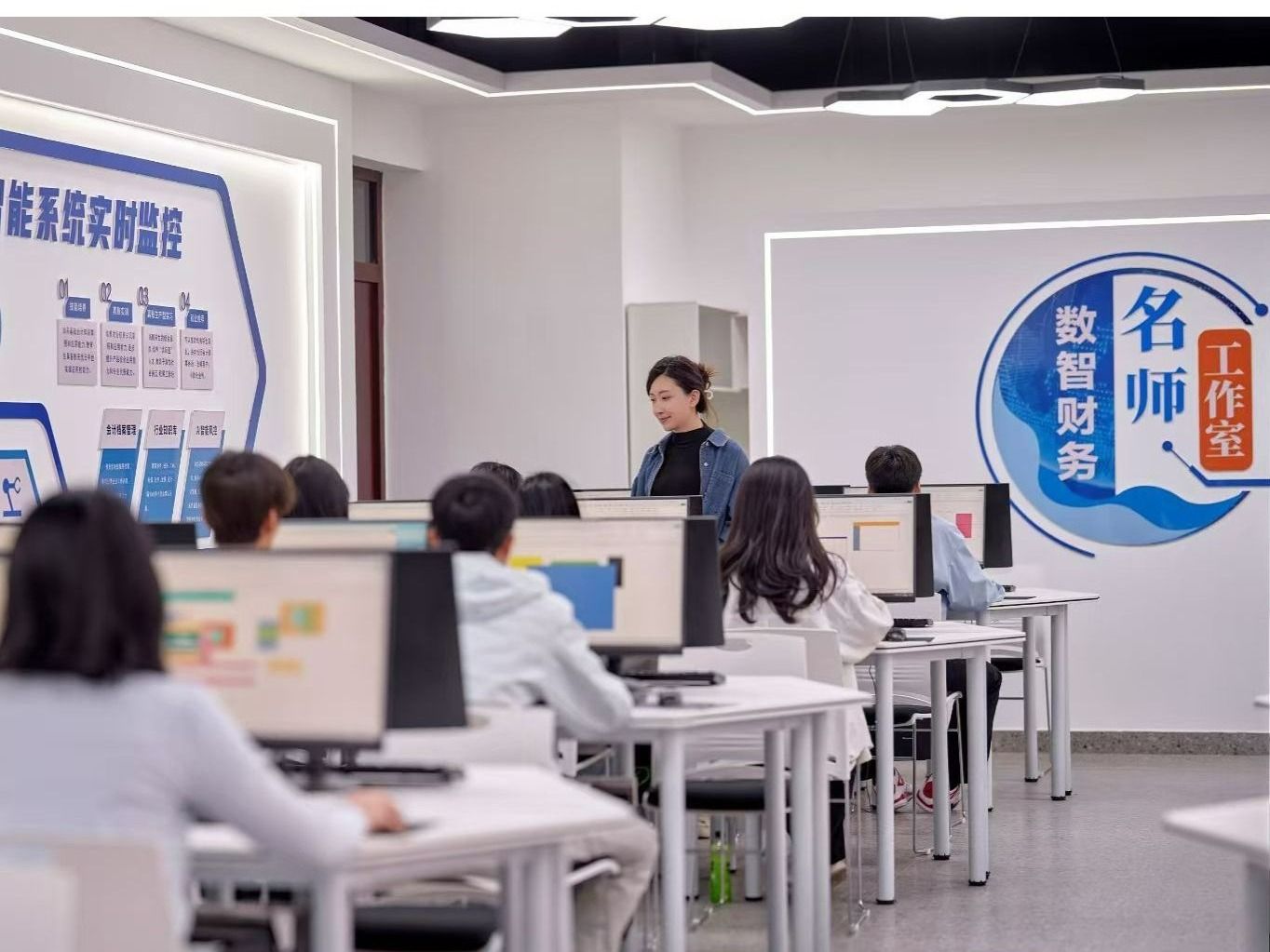 国赛获奖+14，英国上市公司官网365在商科竞赛中获佳绩