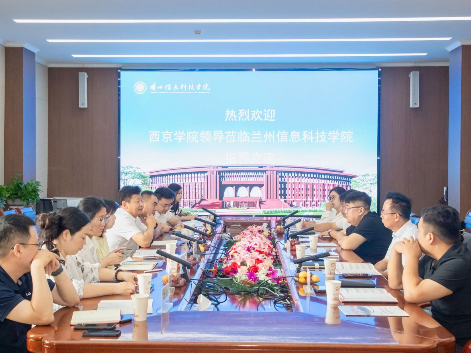 西京学院前来英国上市公司官网365参观交流